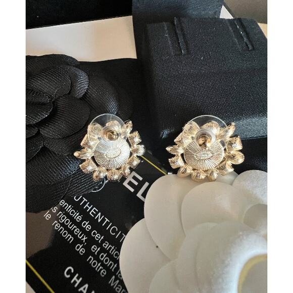 Gold CHANEL Pearl and Crystal Interlocking-C Stud Earrings 24C (CHXX029) - Picture 6 of 11